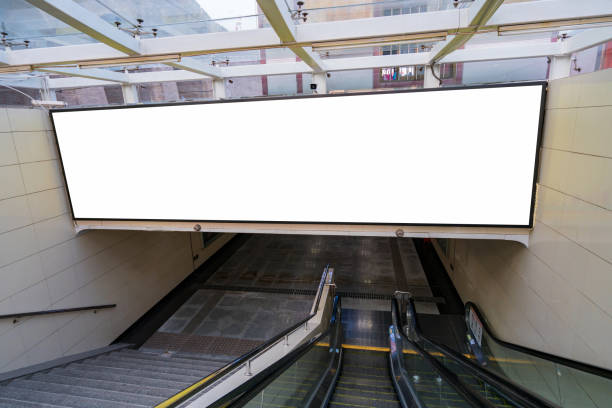 immagine mockup di poster a schermo bianco del cartellone vuoto e condotti nella stazione della metropolitana per lo sfondo pubblicitario - 16615 foto e immagini stock