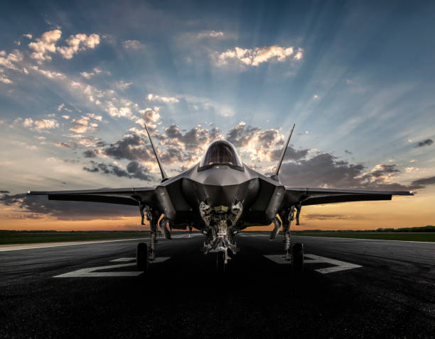 caccia jet f-35 in pista per decollare - fighter plane foto e immagini stock