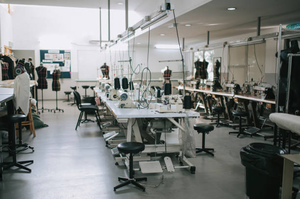 fashion design college classroom workshop with sewing machine - factory garment sewing textile imagens e fotografias de stock