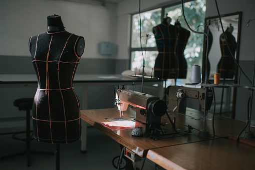 taller de aula de la universidad de diseño de moda con máquina de coser photo