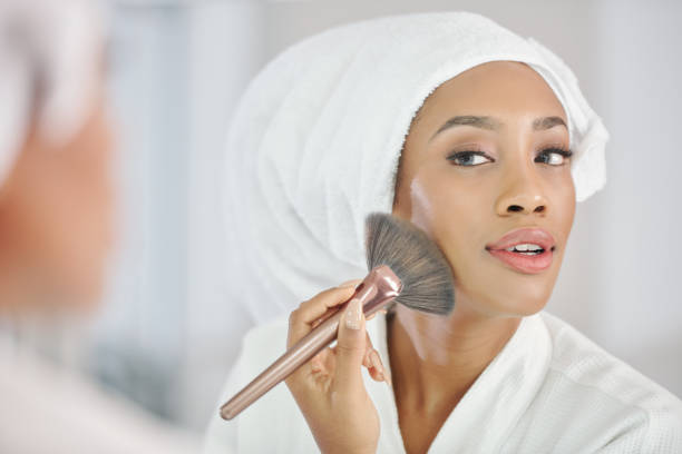 femme noire appliquant le maquillage - face powder photos et images de collection