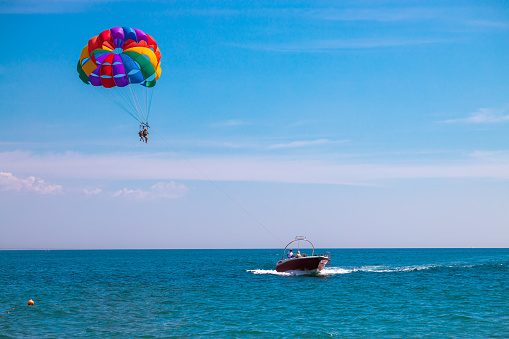 Paseo en barco parasailing. Actividad extrema divertida en el mar para las personas photo