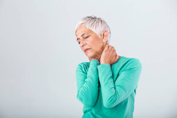ネッカッシュを持つ悲しい先輩女性をクローズアップ。急性ネッカ症に罹患した慢性疼痛症候群線維筋痛症の先輩女性。首の痛みに苦しむ先輩女性 - arthritis osteoporosis pain backache ストックフォトと画像