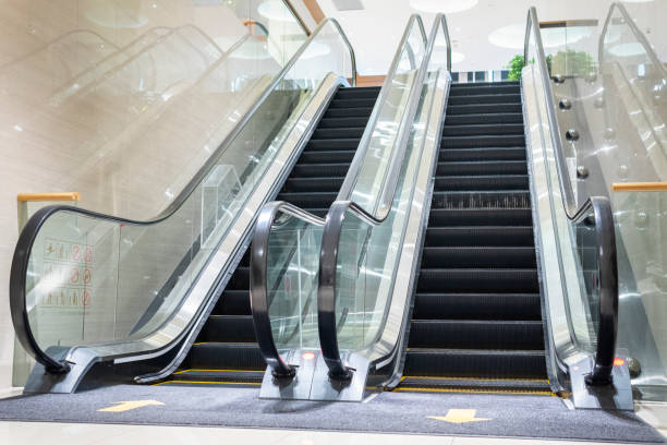 moderne rolltreppe in einem einkaufszentrum - contemporary staircase design escalator stock-fotos und bilder