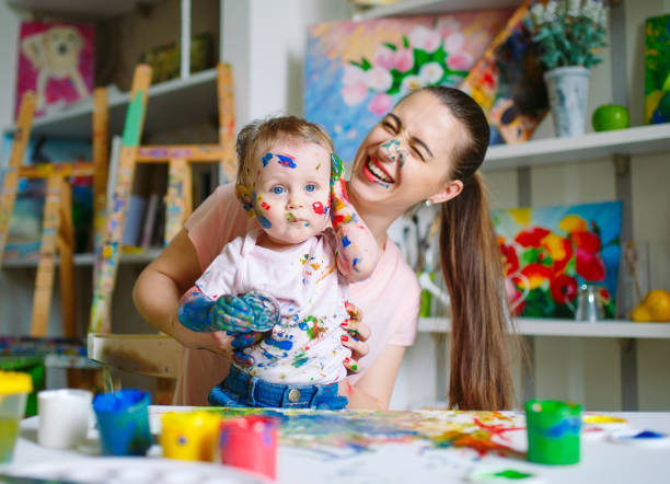 maman et fille peignent sur la toile à l’école de dessin. - artist child artists canvas indoors photos et images de collection