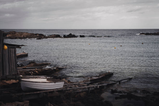 navios mediterrâneos de idade ficando enferrujado - lank - fotografias e filmes do acervo