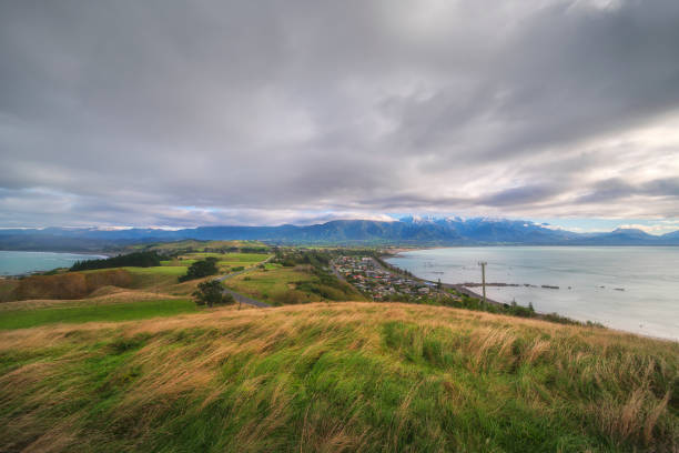 ニュージーランドのカイコウラの町は、ホエールウォッチングやシーライフスポットツアーに人気の場所です。 - marlborough region zealand new landscape ストックフォトと画像