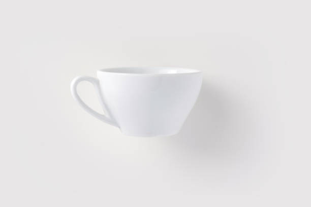 白の浮き物空のカップの正面図 - front view cup saucer white ストックフォトと画像