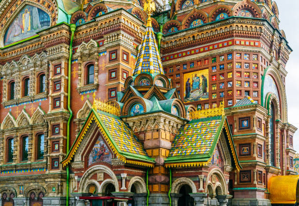 une partie de la façade de l’église du sauveur sur le sang versé à saint-pétersbourg. - nevsky prospekt photos et images de collection