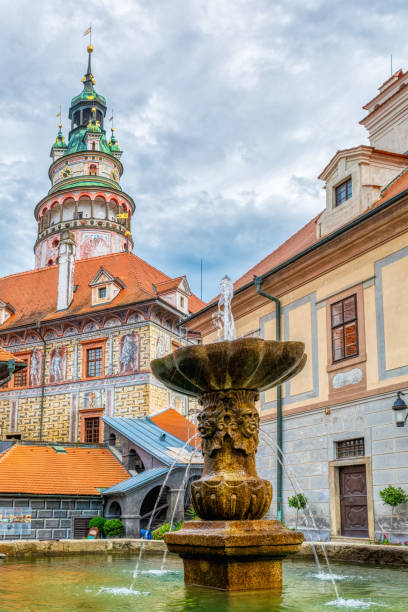 세스키 크룸로프 성 안뜰의 분수 - czech republic cesky krumlov village tourist 뉴스 사진 이미지