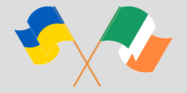 gekreuzte und schwenkende flaggen der ukraine und irlands - irish culture republic of ireland irish flag sport stock-grafiken, -clipart, -cartoons und -symbole