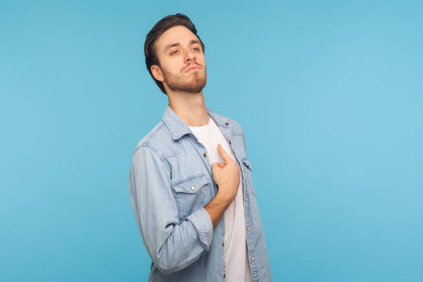 ¡soy yo! retrato del hombre narcisista egoísta en la camisa de mezclilla trabajador que se señala a sí mismo y mirando con orgullo - elitist fotografías e imágenes de stock