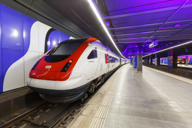 train intercity à la gare de zurich airport en suisse - alstom photos et images de collection