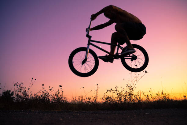 メンズbmxロード サンセット - bmx cycling bicycle street jumping ストックフォトと画像