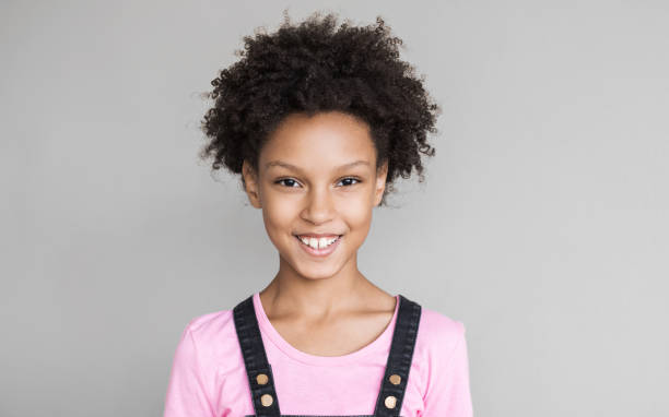 menina feliz sorrindo close-up retrato - child mixed race person little girls human gender - fotografias e filmes do acervo