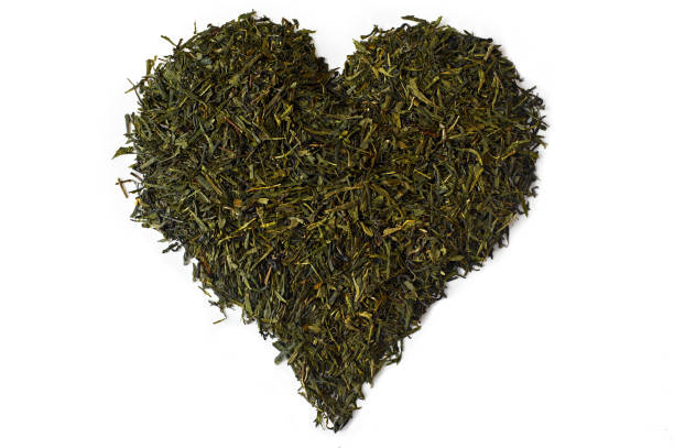 chá verde chinês - heart shape isolated isolated on white tea leaves - fotografias e filmes do acervo