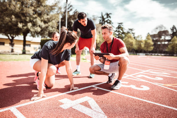 sportowcy czytają, aby rozpocząć na torze - jogging running motivation group of people zdjęcia i obrazy z banku zdjęć