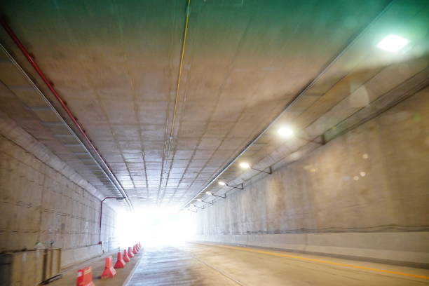 tráfico en el túnel de intersección - concrete curve highway symbol fotografías e imágenes de stock