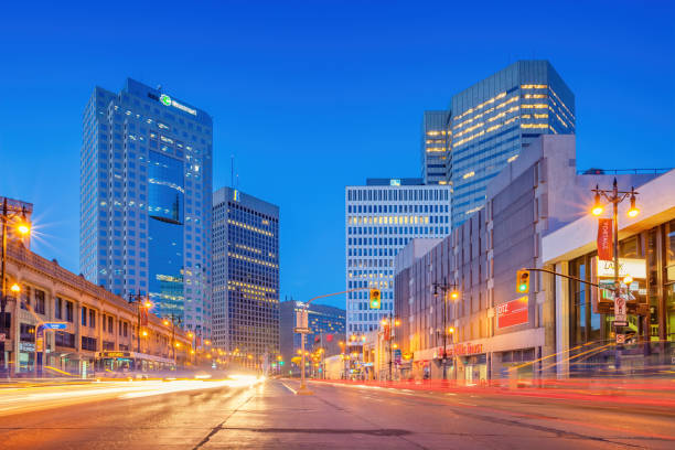 portage avenue centro de winnipeg manitoba canadá - canada main street manitoba winnipeg fotografías e imágenes de stock