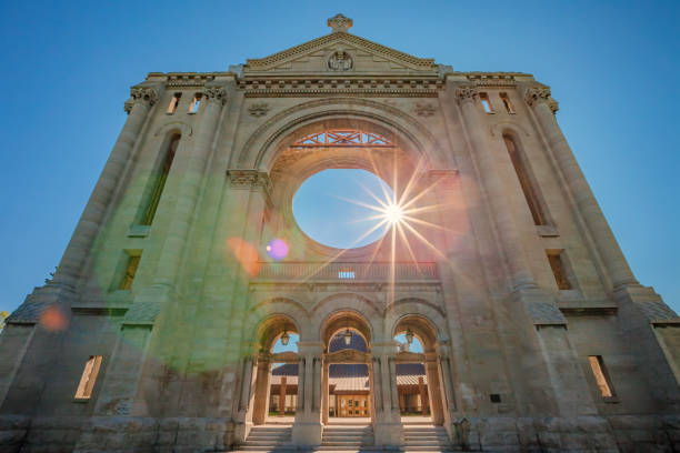 catedral de saint boniface winnipeg manitoba canadá - church window rose window old - fotografias e filmes do acervo