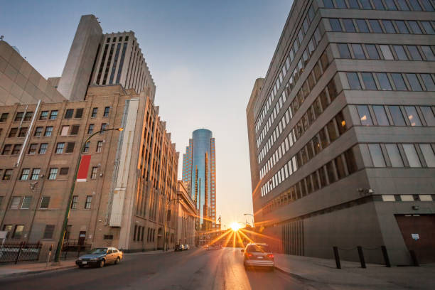 atardecer en el distrito financiero centro de winnipeg manitoba canadá - canada main street manitoba winnipeg fotografías e imágenes de stock