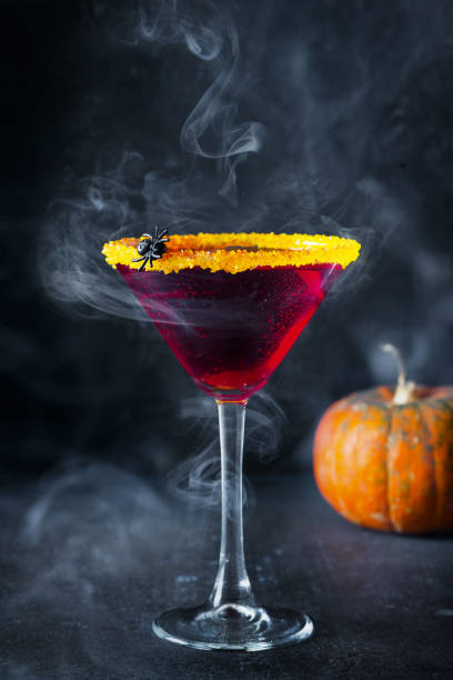 暗い背景にガラスの中の赤い飲み物を持つハロウィーンコクテール黒い未亡人 - glass autumn halloween food ストックフォトと画像