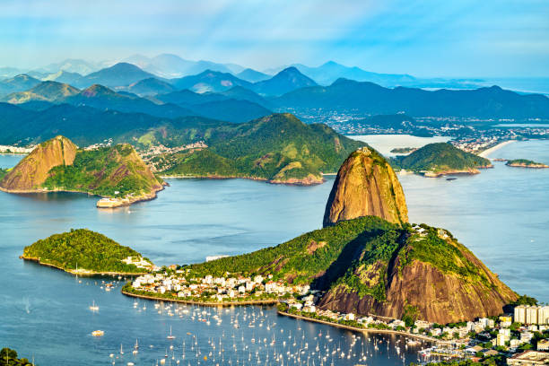 widok na górę sugarloaf w rio de janeiro, brazylia - rio de janeiro guanabara bay sugarloaf mountain beach zdjęcia i obrazy z banku zdjęć