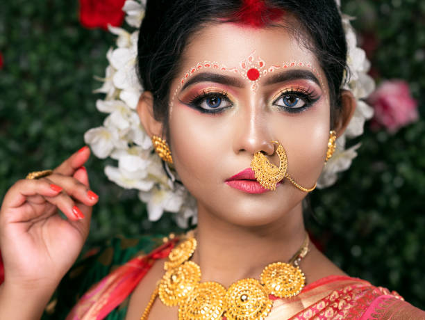 아름다운 미소 인도 소녀의 초상화 - princess women beautiful 20s 뉴스 사진 이미지