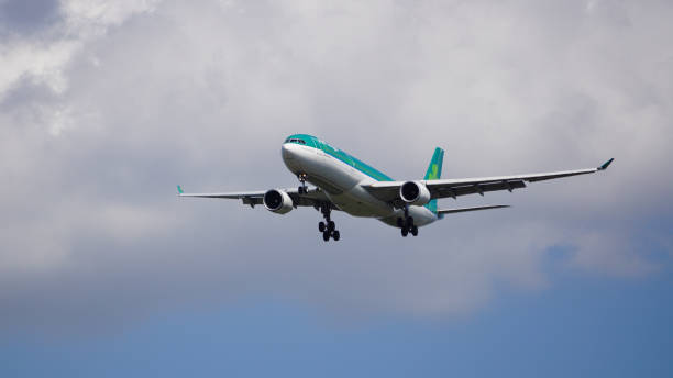 aer lingus airbus a330 bereitet sich auf die landung auf dem chicago o'hare international airport vor. - airport usa business ohare airport stock-fotos und bilder