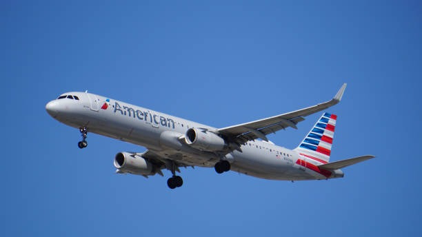 l’airbus a321 d’american airlines se prépare à atterrir à l’aéroport international o’hare de chicago. - airport usa business ohare airport photos et images de collection