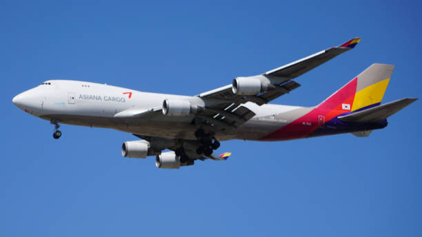 아시아나 화물 보잉 747 시카고 오헤어 국제공항 착륙 준비. - boeing boeing 747 airplane cargo container 뉴스 사진 이미지