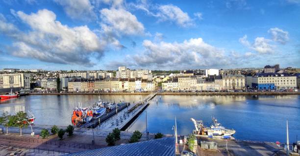 francja. cherbourg en cotentin. widok na port i basen handlowy z kładką, a w tle miejską scenerię. - ważne miejsce w świadomości lokalnej zdjęcia i obrazy z banku zdjęć