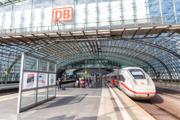 독일의 베를린 주요 기차역 하우프반호프 흐프에서 ice 4 고속 열차 - siemens 뉴스 사진 이미지