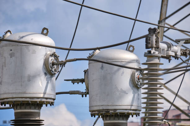 transformadores de energia com proteção a gás - equipamento de subestação elétrica - megawatt - fotografias e filmes do acervo