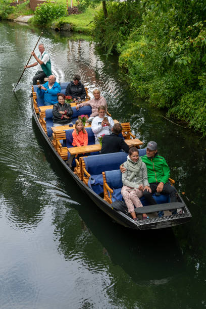 ドイツのシュプレーヴァルト地方の運河を通って観光客を案内するボートマン - シュプレーヴァルト ストックフォトと画像