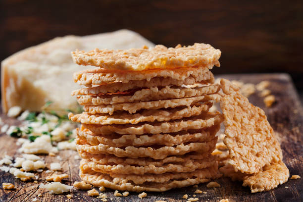 crisps de queso parmesano - cheese and crackers fotografías e imágenes de stock