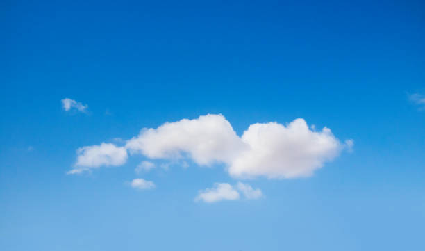 晴れた日に柔らかい白い雲と明るい青空 - clear sky sky sunny day isolated ストックフォトと画像