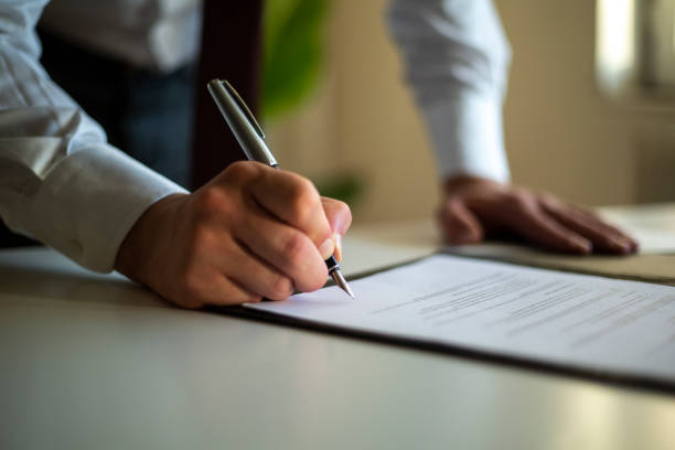 ondertekening officieel document - autoriteit stockfoto's en -beelden