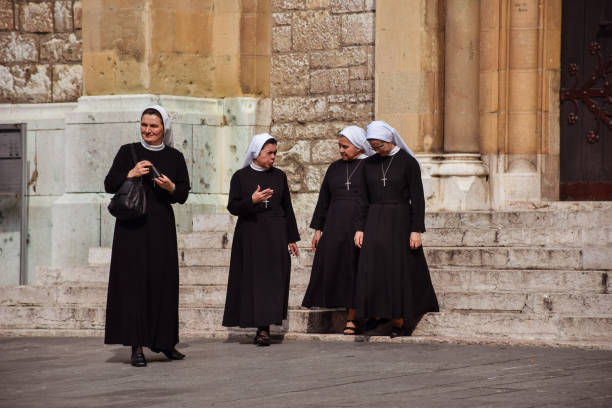 grupo de freiras cristãs fazendo turismo de sarajevo - nun - fotografias e filmes do acervo