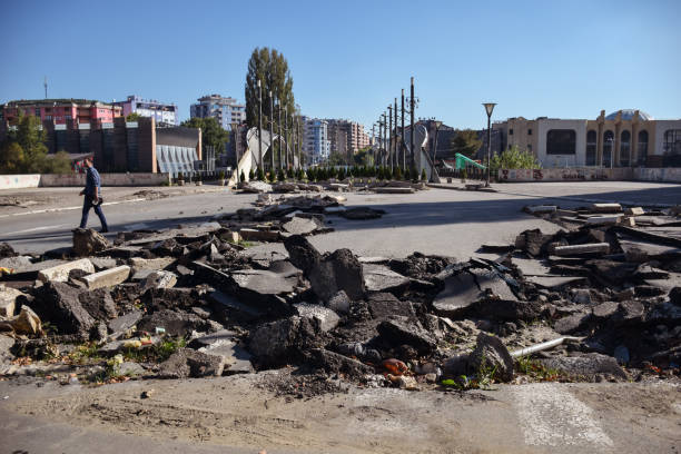 shattered asphalt on the serbian part of the mitrovica bridge - europe bridge editorial eastern europe imagens e fotografias de stock