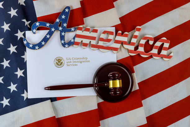 département officiel uscis department of homeland security united states citizenship and immigration services u.s.eportation immigration justice law american flag - gavel flag law american culture photos et images de collection