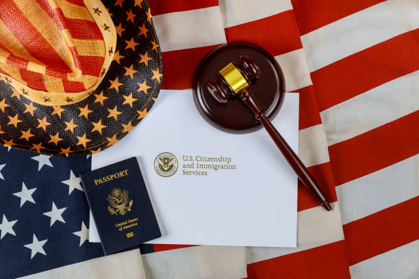 deportazione usa immigrazione giustizia e diritto concetto bandiera americana dipartimento ufficiale uscis dipartimento della sicurezza nazionale stati uniti cittadinanza e servizi di immigrazione - permanent resident card foto e immagini stock