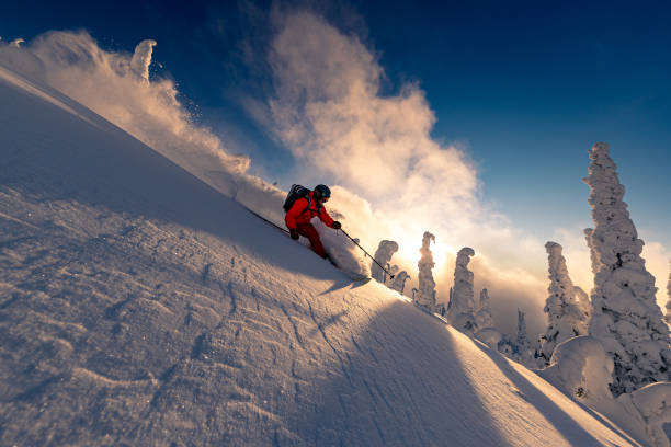 리조트에서 파우더 스키 - skiing sports helmet powder snow ski goggles 뉴스 사진 이미지