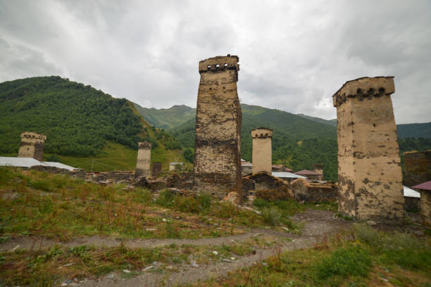 obraz krajobrazu ushguli na dużych wysokościach wsi na górze kaukazu z kamiennymi wieżami strażniczymi perspektywijącymi duże góry - stonemade zdjęcia i obrazy z banku zdjęć