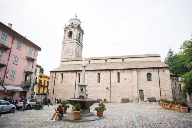 basilica di san giacomo in bellagio. square with fountain in old town. - editorial built structure fountain town square imagens e fotografias de stock