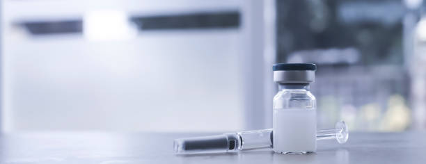 Vaccine vial dose flu shot drug needle syringe,medical concept vaccination hypodermic injection treatment disease care hospital prevention immunization illness disease baby child.blue background stock photo stock photo jeringa de aguja de la aguja de la inyección de gripe de la dosis del vial de la vacuna, la vacunación del tratamiento de la inyección hipodérmica de la enfermedad del hospital de la prevención de la enfermedad de la enfermedad del bebé.el fondo azul
