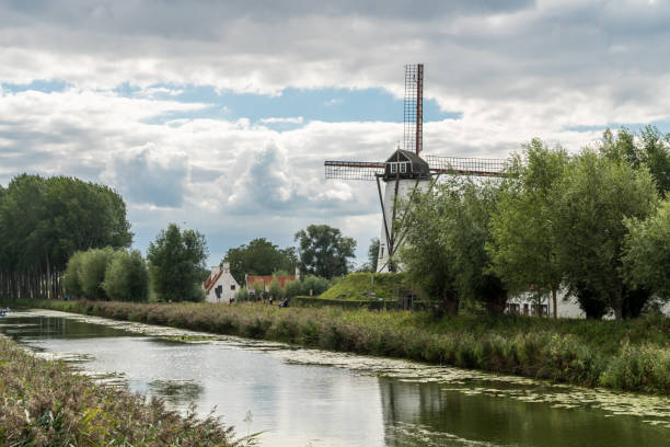 ダムの風のミル - belgium bruges windmill europe ストックフォトと画像