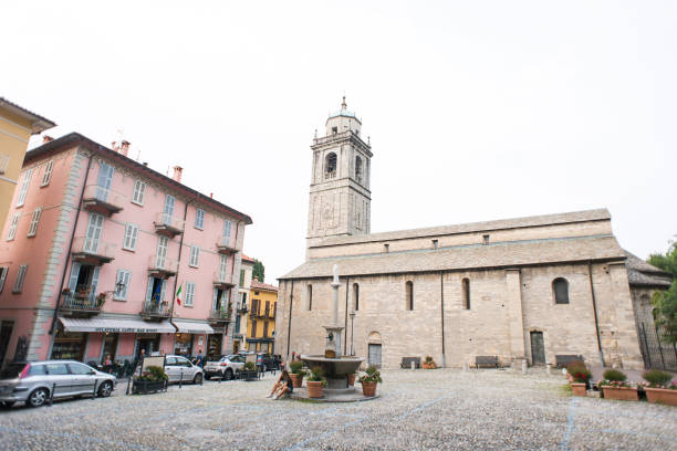 basilica di san giacomo in bellagio. square with fountain in old town. - editorial built structure fountain town square imagens e fotografias de stock