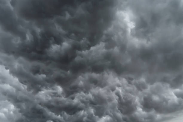 雷雨と雨と劇的な暗い灰色の雲の空。抽象的な自然の風景の背景。 - meteorology sky cloud light ストックフォトと画像