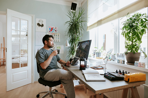 Artista digital contempla durante la pausa del café en su oficina photo